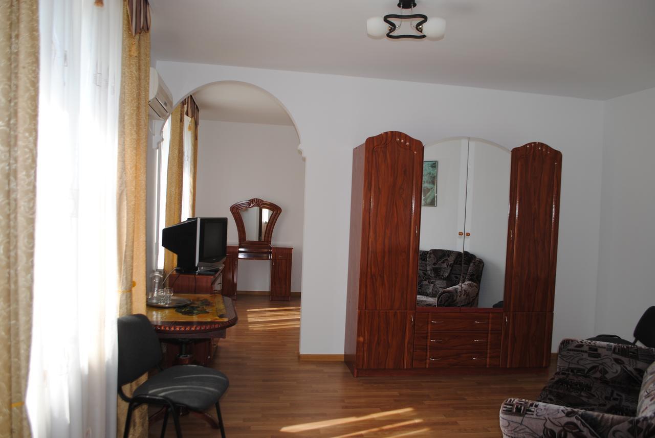 Hotel - Restaurant "Lion'S Heart" Velyka Omelyana Exterior photo